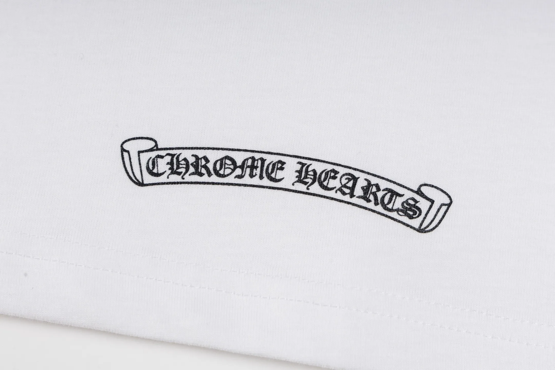 🅿️340 [Exclusive supply] CH Crow Heart Graffiti Limited Long Sleeve (White) The fabric is made of 26-woven 220g cotton, and the printing is printed with ink. The most important thing is that the leather is sewn by hand (handwork involves high costs). A lot of effort has been put into the fabric, hardware and craftsmanship. The top quality and industry benchmark in the market are only owned by a few people. The overall wiring is straight and delicate, the fabric is comfortable and soft, and the color is consistent without color difference. It can be matched with the same style to create a fashionable look and control various occasions. Customized accessories, complete with three standards, same style for men and women! Size:S/M/L